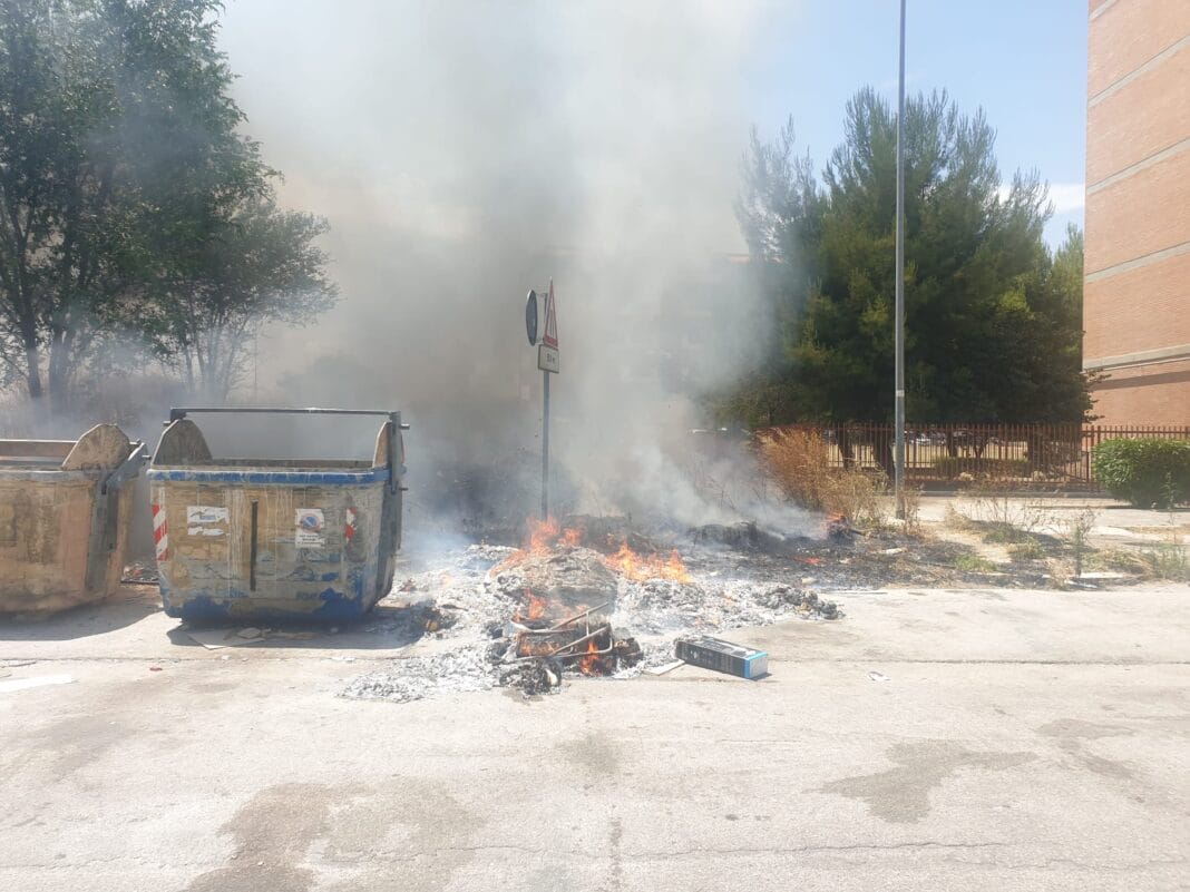 incendio cassonetti dei rifiuti foggia